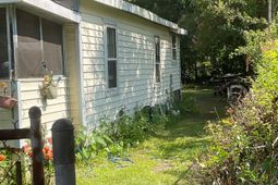 2004 Emmanuel St. photo 4