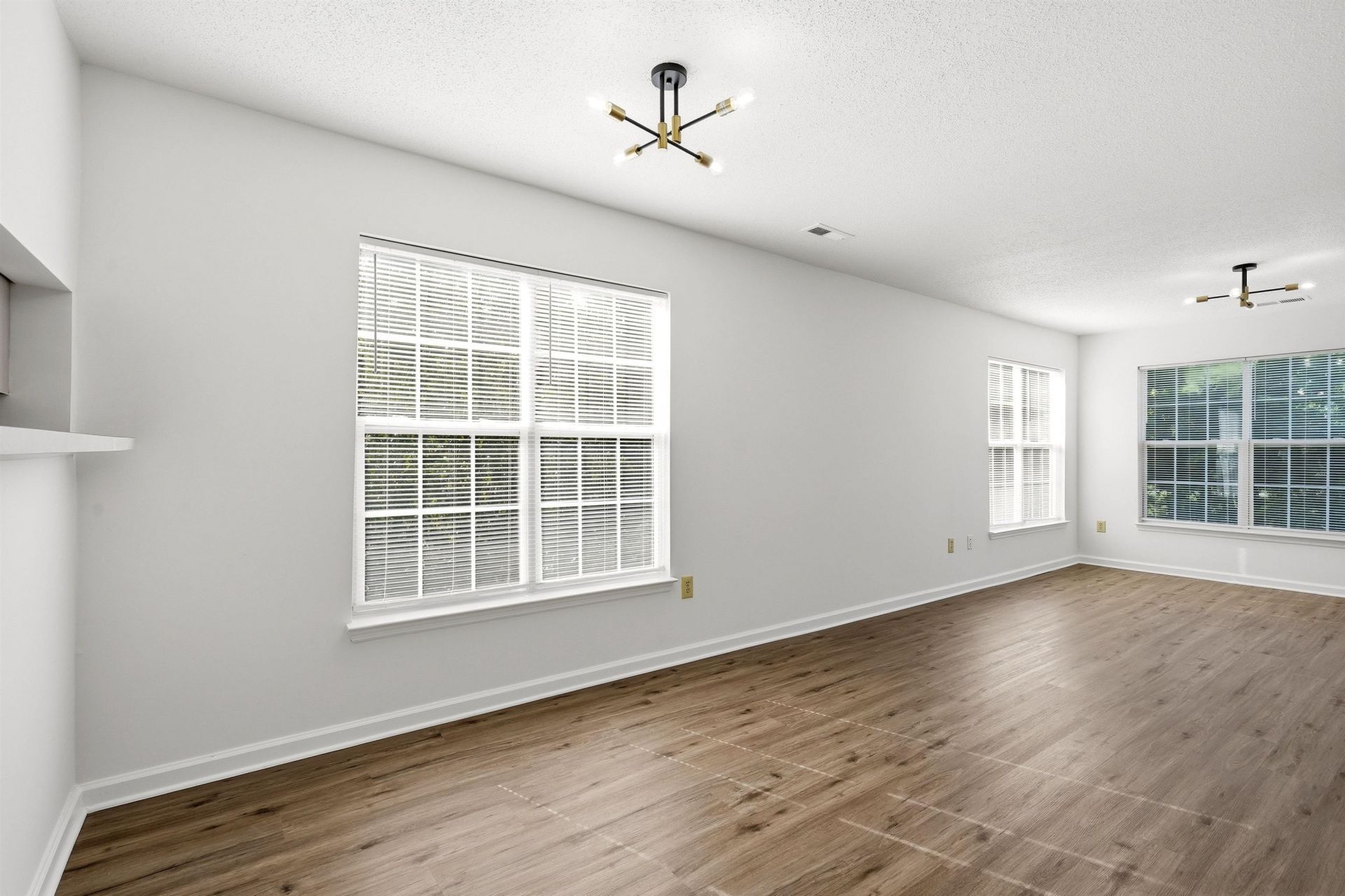 4254 Villas Dr. Photo 8