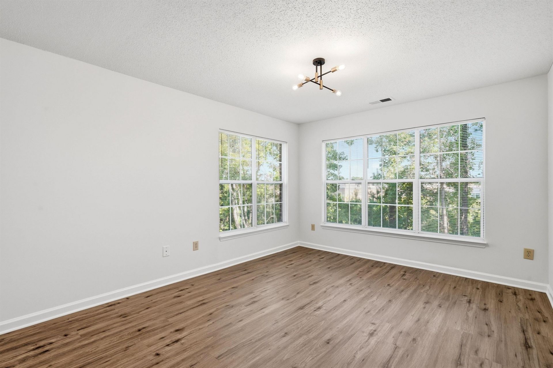 4239 Villas Dr. Photo 12