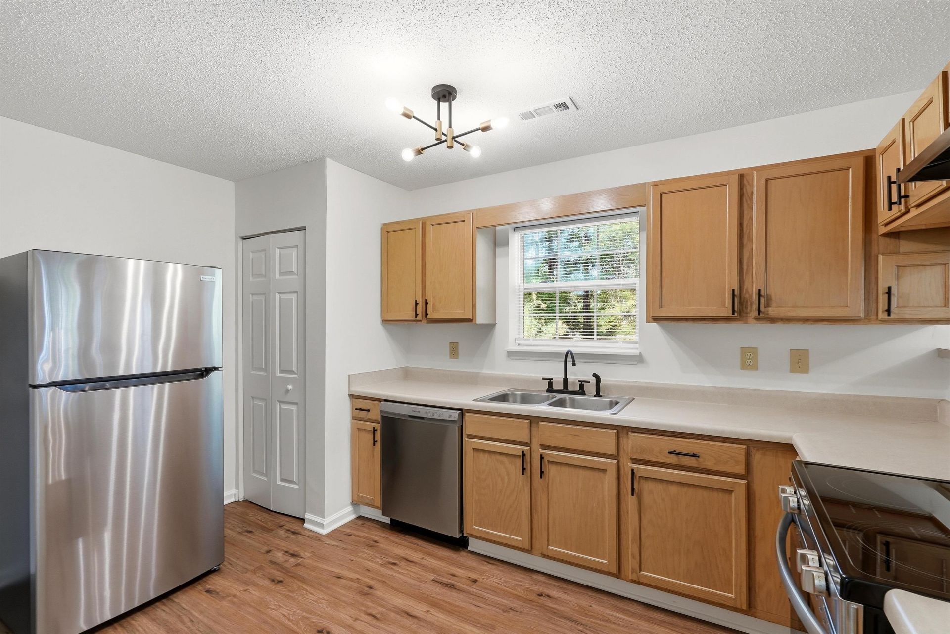 4239 Villas Dr. Photo 4