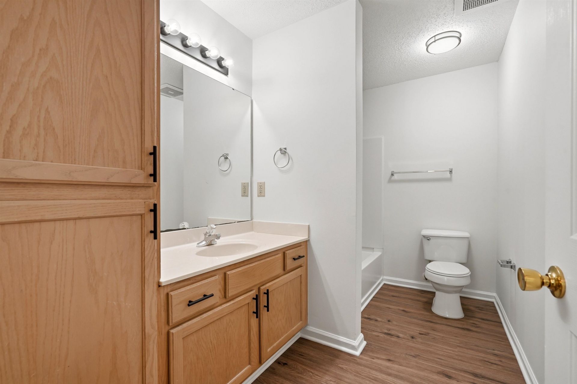 4239 Villas Dr. Photo 8