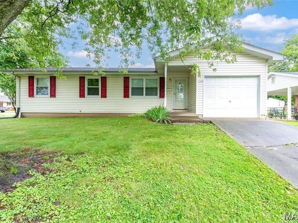 709 Galahad Lane , Troy, IL 62294