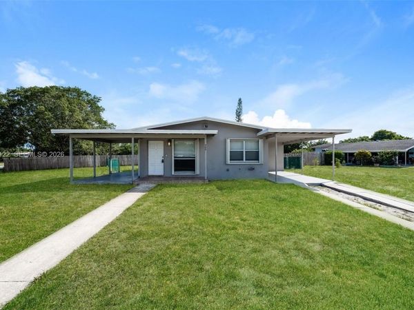 900 W Bloxham St , Lantana, FL 33462