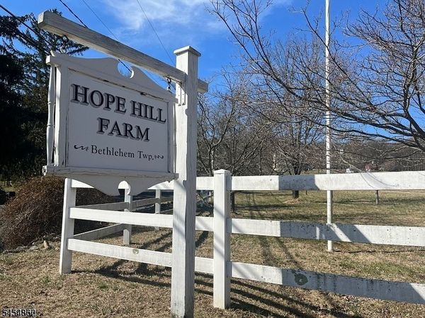 2 Hope Hill Farm Ln, Bethlehem, NJ 08802