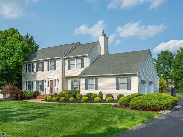 10 Earhart Dr, Roxbury, NJ 07876