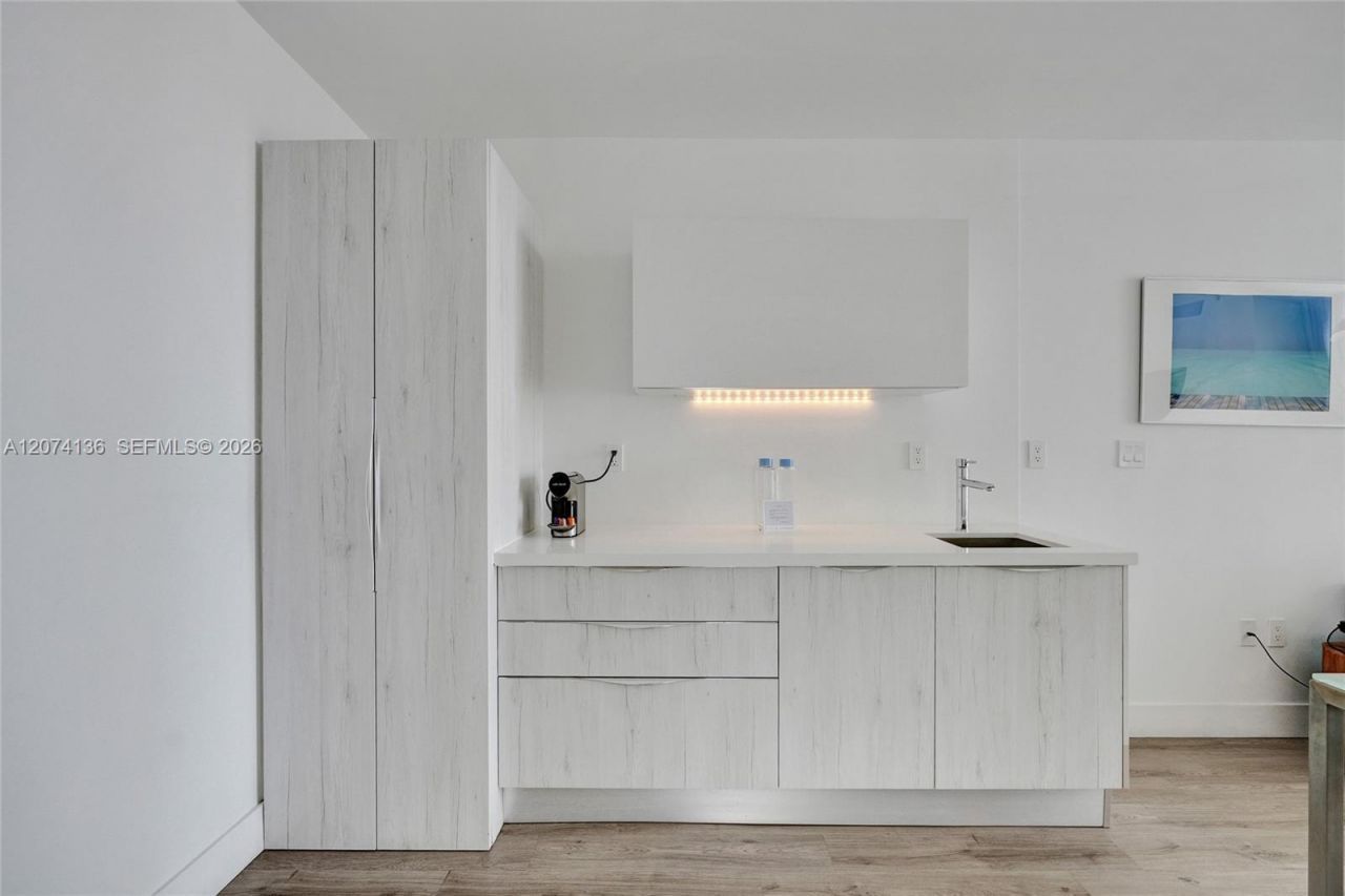 6080 Collins Ave , Unit 520, Miami Beach, FL 33140 Photo