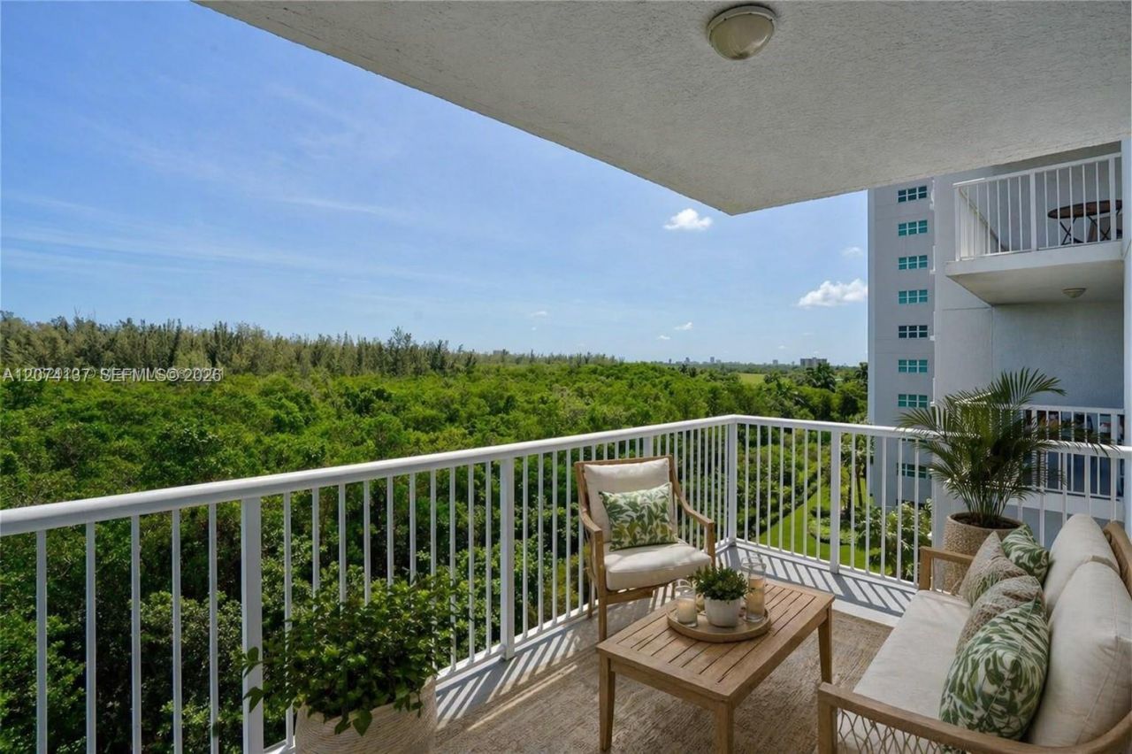 15051 Royal Oaks Ln , Unit 503, North Miami, FL 33181 Photo