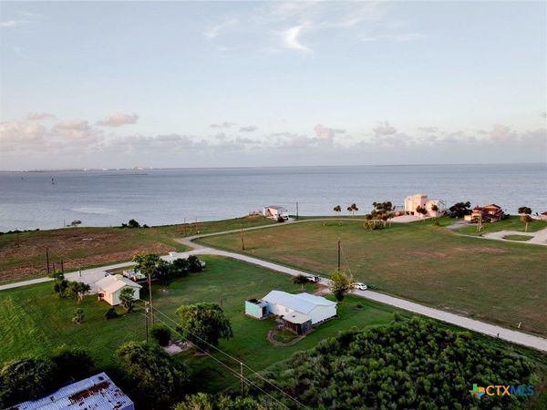 890 N Quailrun Avenue, Port Lavaca, TX 77979