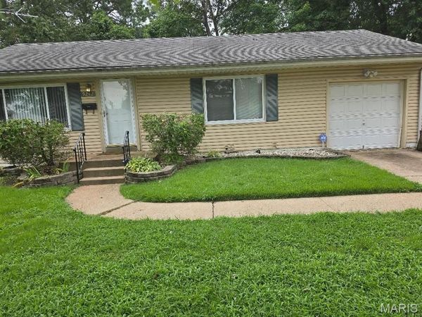 9242 Leamont Drive, St Louis, MO 63136