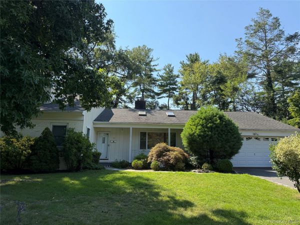 60 Oaktree Lane , Manhasset, NY 11030
