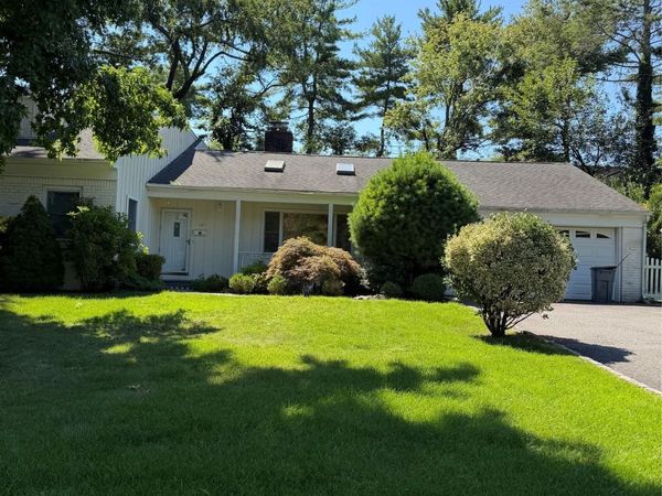 60 Oaktree Lane , Manhasset, NY 11030