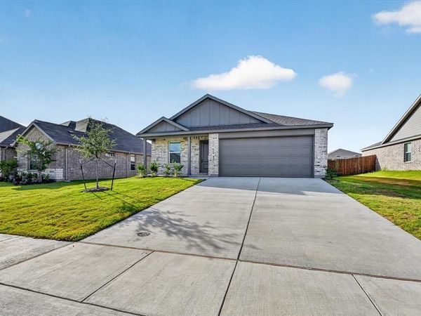 624 W Criner Street , Grandview, TX 76050