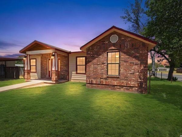 821 S E Colorado St, Pearsall, TX 78061