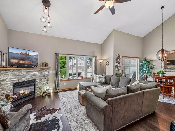 912 Kelly Court, Chanhassen, MN 55317