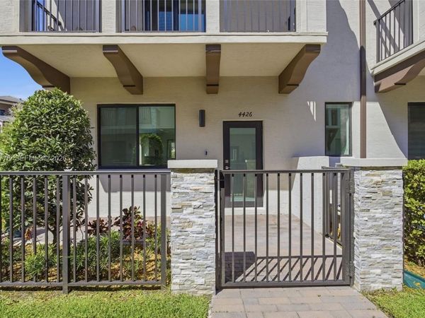 4426 NW 83 PKWY , Doral, FL 33166