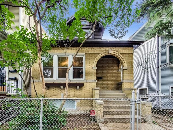 1521 W Nelson Street , Chicago, IL 60657