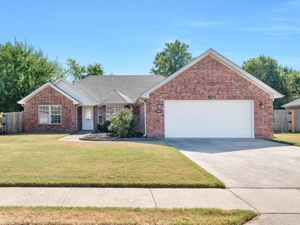 800 Harvest Street, Centerton, AR 72719