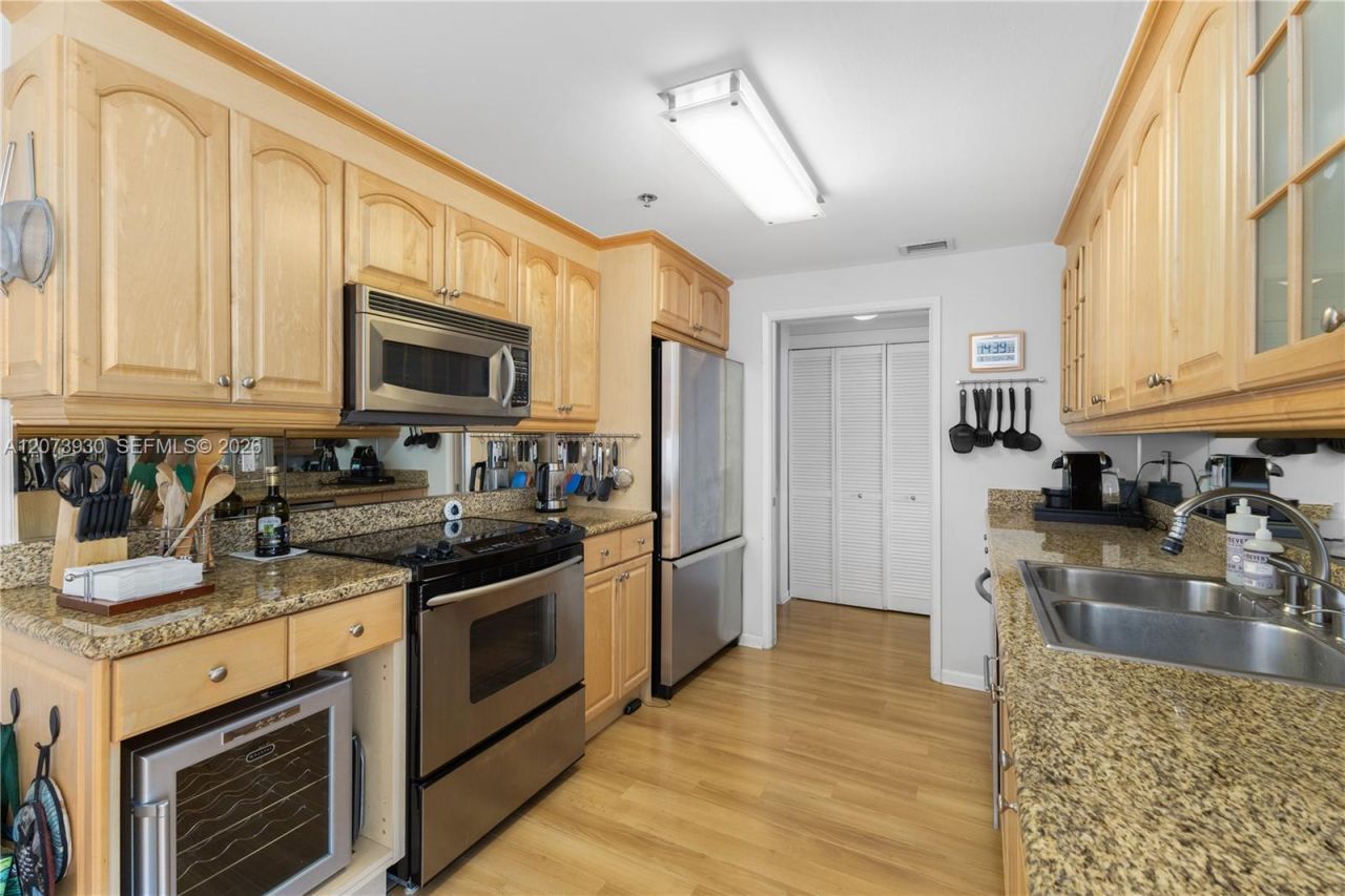 1581 Brickell Ave , Unit 1105, Miami, FL 33129 Photo