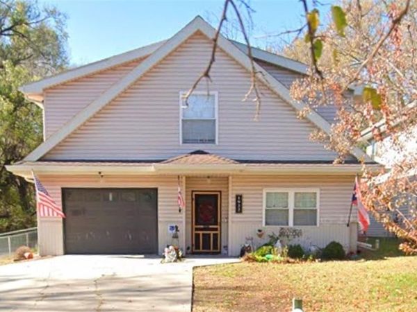 1922 W 7th Street, Leavenworth, KS 66048