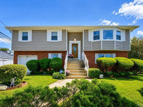 8 Laurel Lane , Levittown, NY 11756