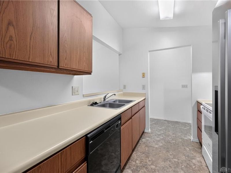 8377 Schoolgate Drive, Huber Heights, OH 45424 Photo 14