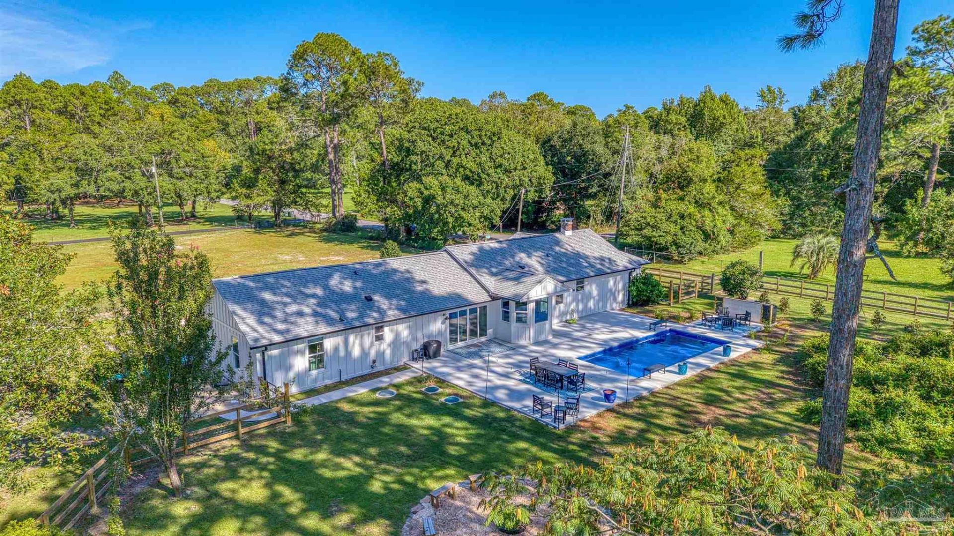 10220 N Loop Rd, Pensacola, FL 32507 Main Photo