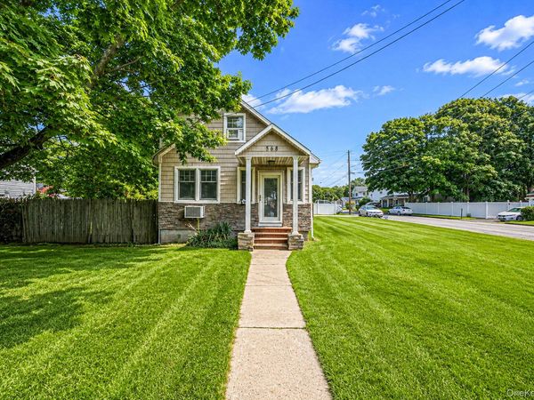 568 N Wellwood Avenue , Lindenhurst, NY 11757