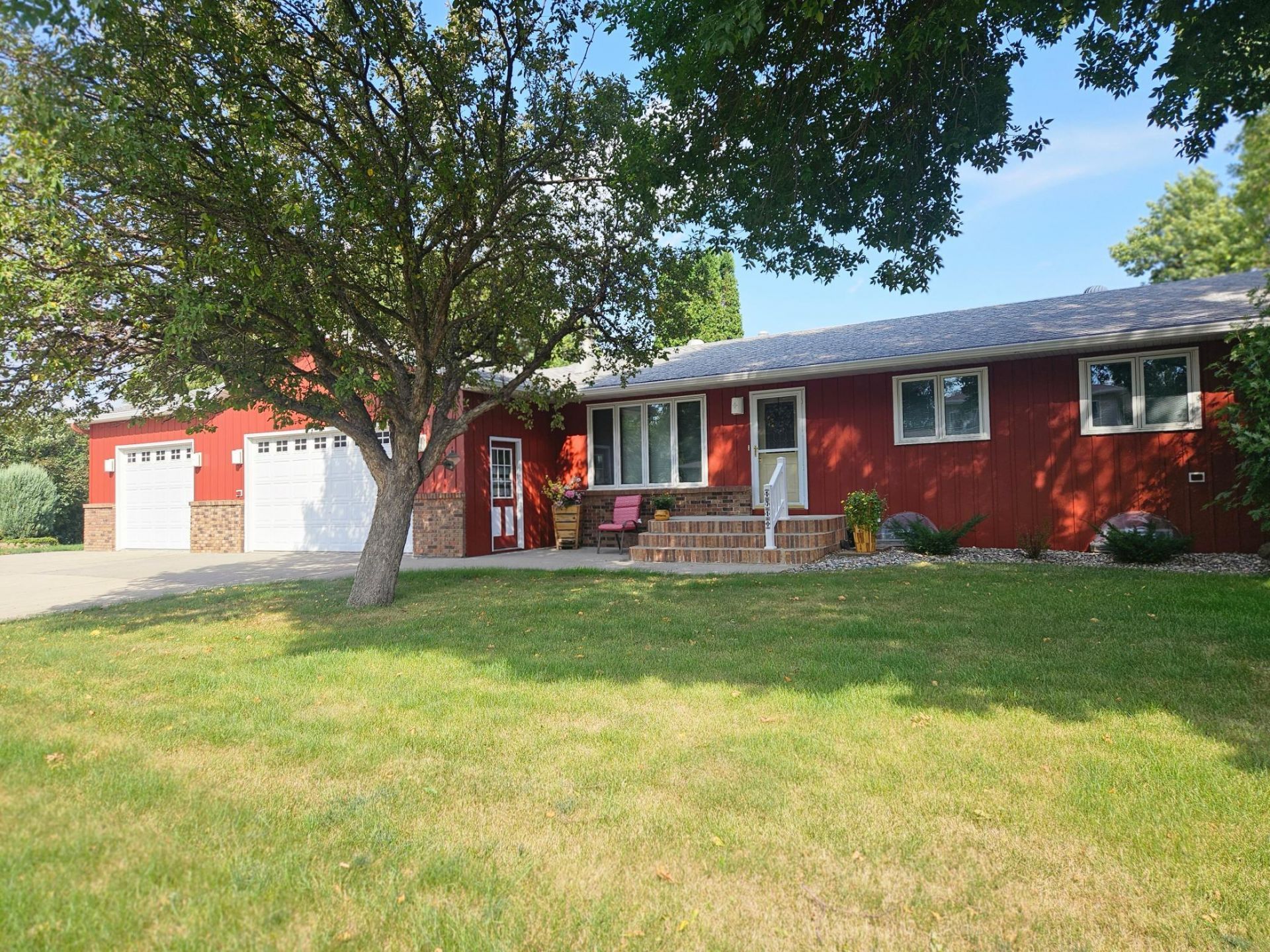 1710 7th Street N, Wahpeton, ND 58075 Main Photo