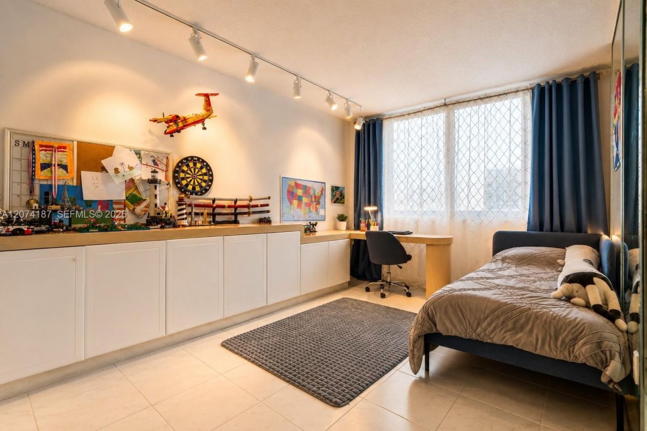 300 Bayview Dr , Unit 807, Sunny Isles Beach, FL 33160 Photo