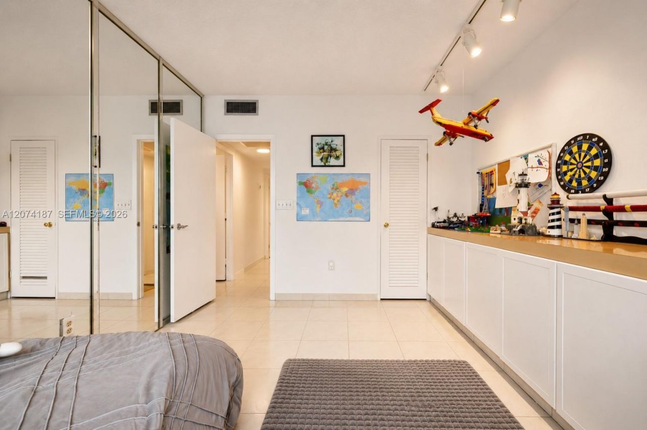 300 Bayview Dr , Unit 807, Sunny Isles Beach, FL 33160 Photo