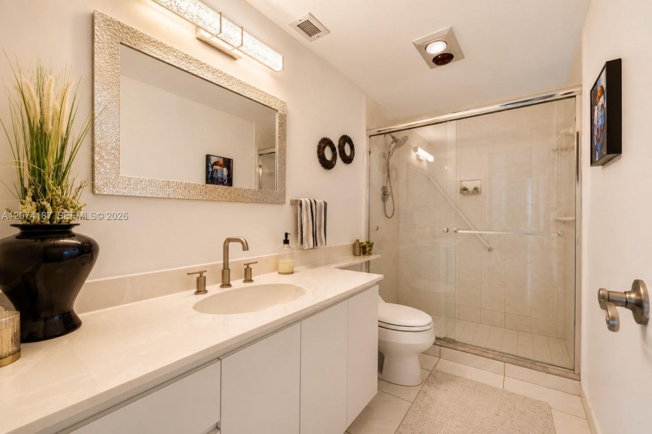 300 Bayview Dr , Unit 807, Sunny Isles Beach, FL 33160 Photo