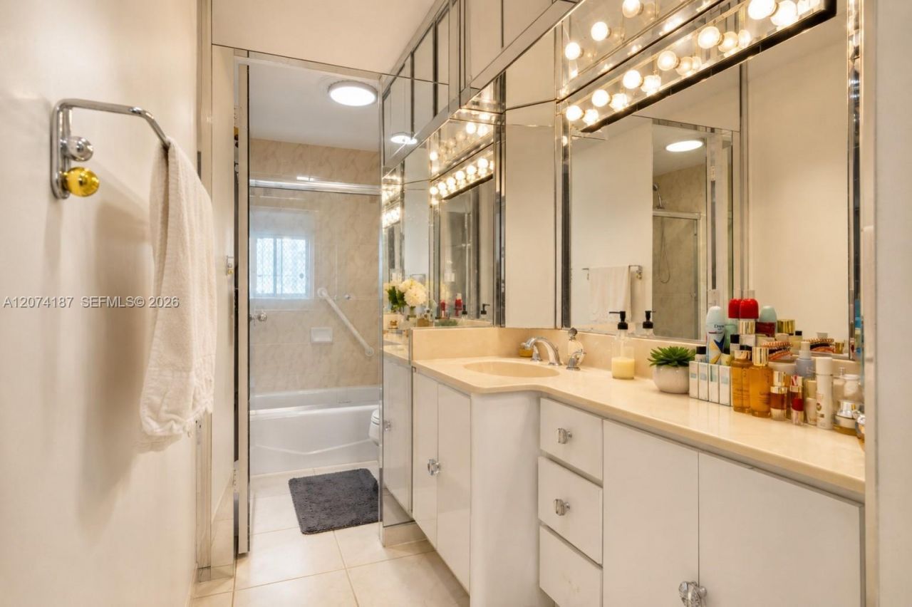 300 Bayview Dr , Unit 807, Sunny Isles Beach, FL 33160 Photo