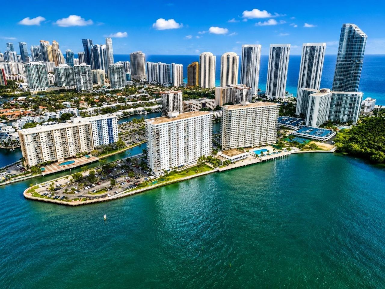300 Bayview Dr , Unit 807, Sunny Isles Beach, FL 33160 Photo