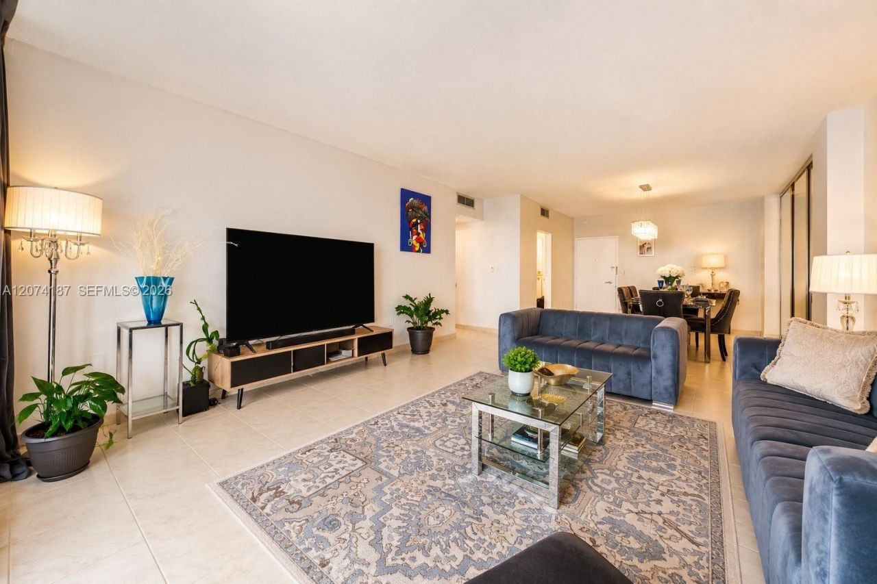 300 Bayview Dr , Unit 807, Sunny Isles Beach, FL 33160 Photo