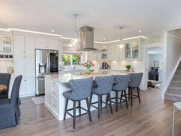 7859 Simpson Rd, Central Saanich, BC V8M 2H3