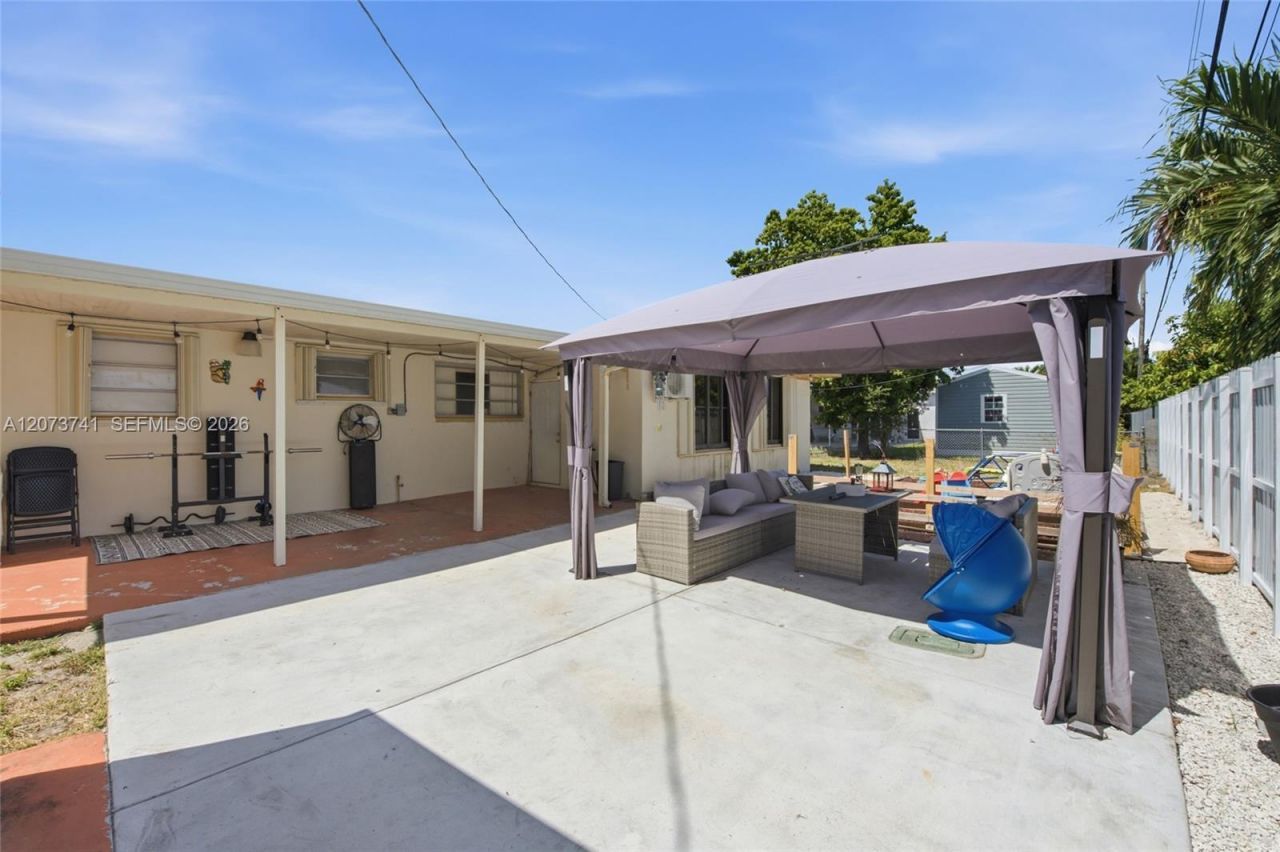 681 W 55th Pl , Hialeah, FL 33012 Photo
