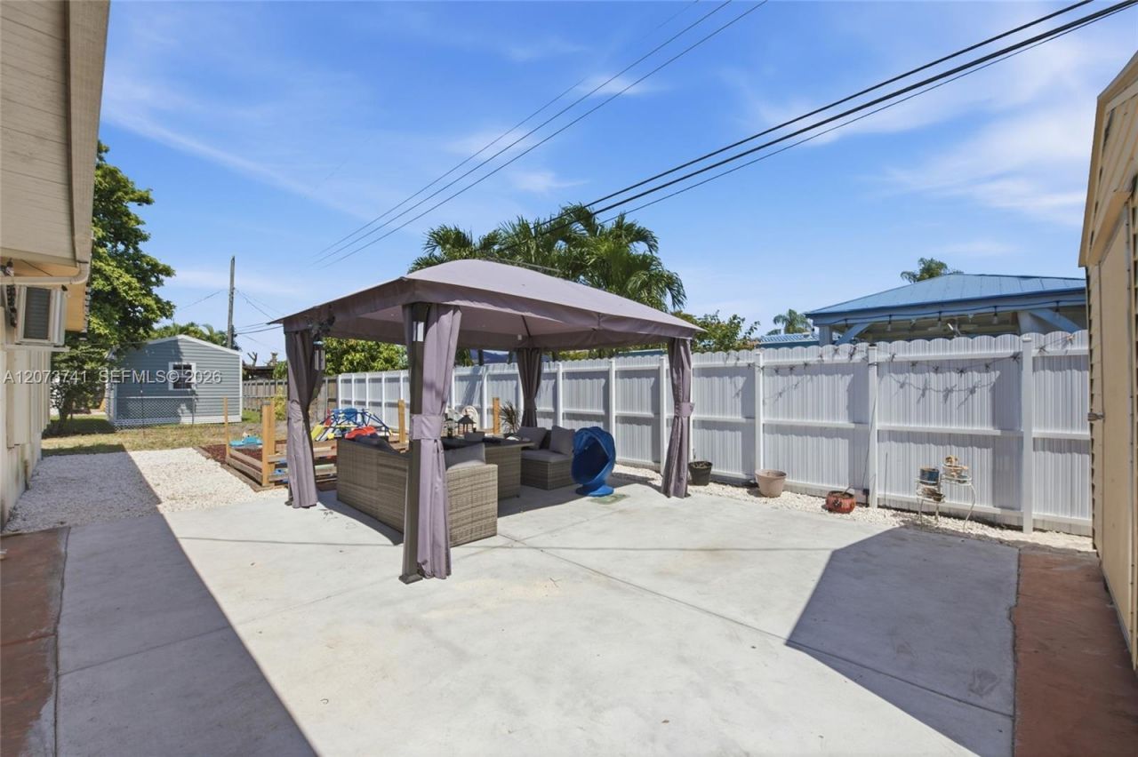 681 W 55th Pl , Hialeah, FL 33012 Photo