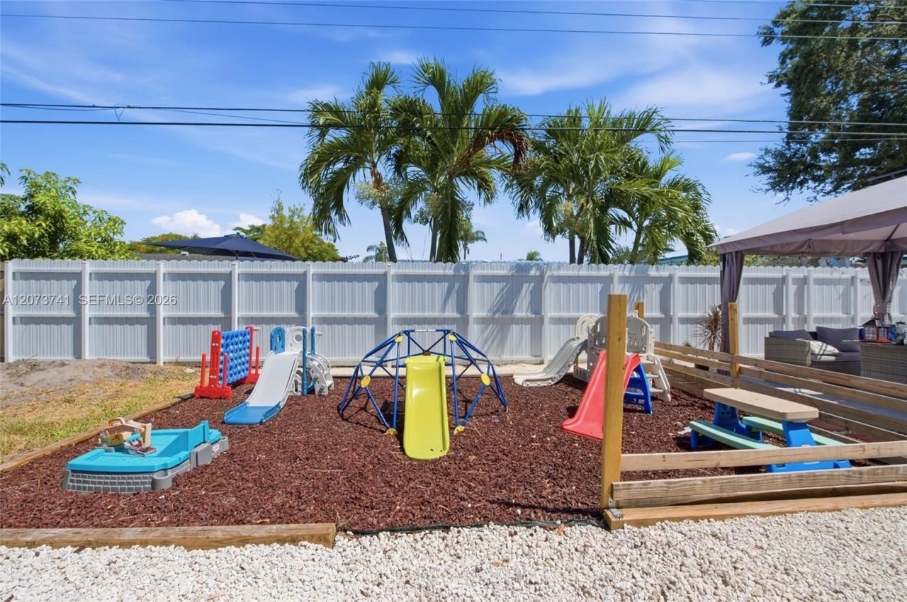 681 W 55th Pl , Hialeah, FL 33012 Photo