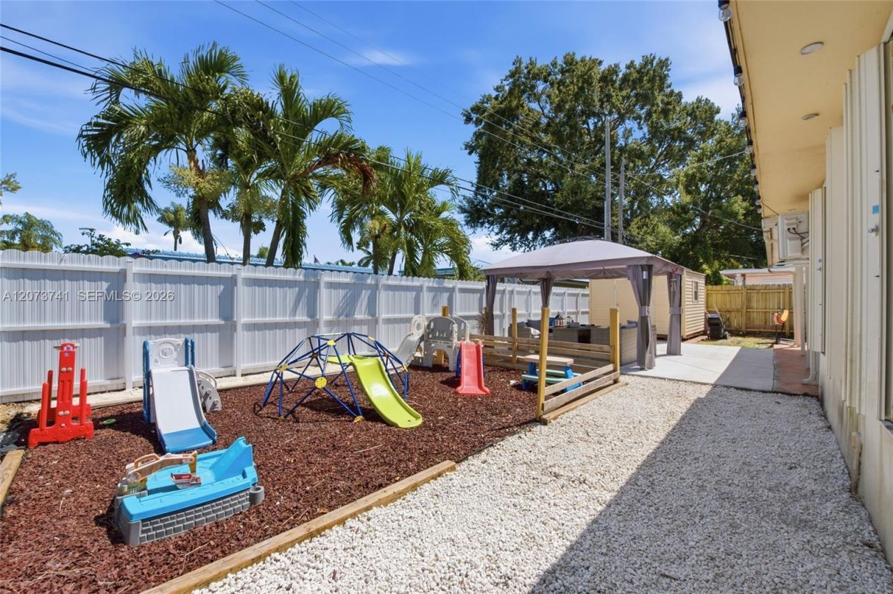 681 W 55th Pl , Hialeah, FL 33012 Photo