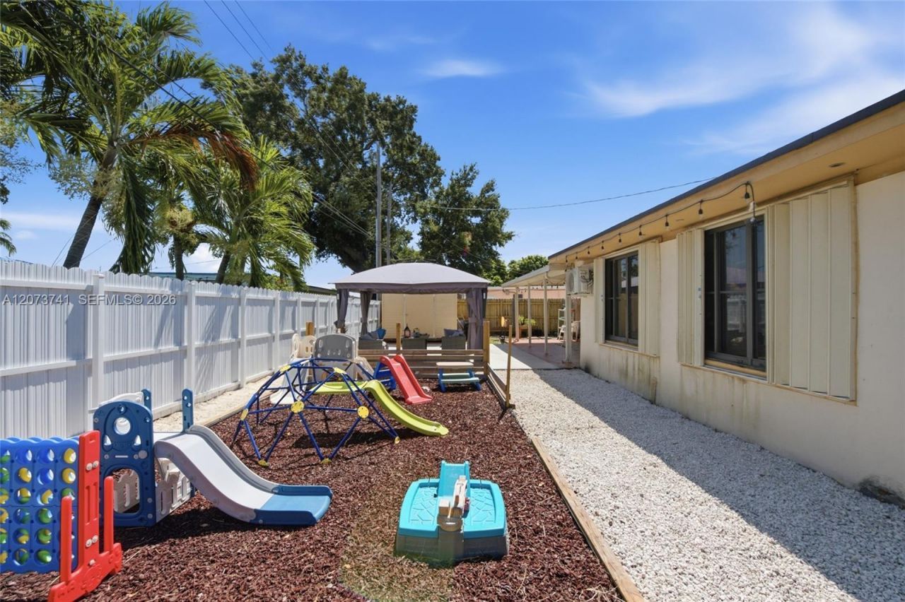 681 W 55th Pl , Hialeah, FL 33012 Photo