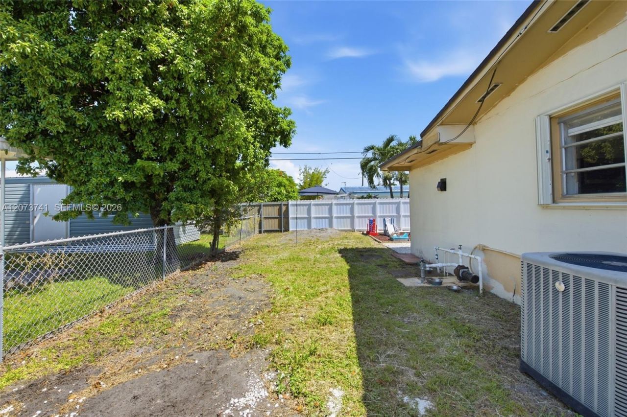 681 W 55th Pl , Hialeah, FL 33012 Photo