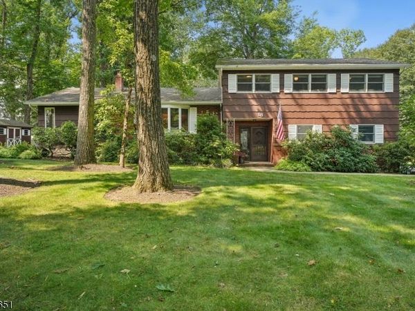 18 Holly Dr, Roxbury, NJ 07876