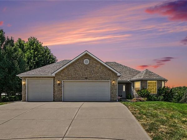 301 Prairie Rose Circle, Smithville, MO 64089