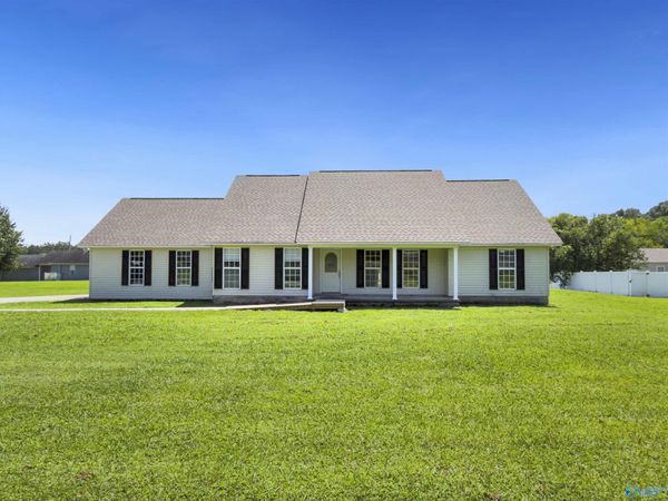 526 Hembree Drive, Guntersville, AL 35976