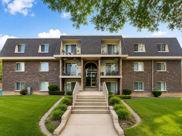 870 Winesap Court, Unit 301, Prospect Heights, IL 60070