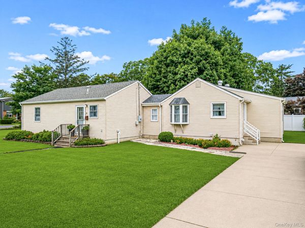 21 Cherokee Drive , Bay Shore, NY 11706