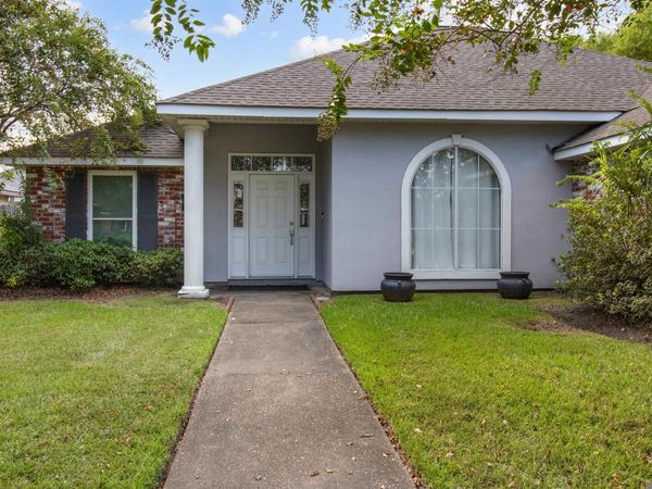 101 Oak Knoll Ct, Laplace, LA 70068