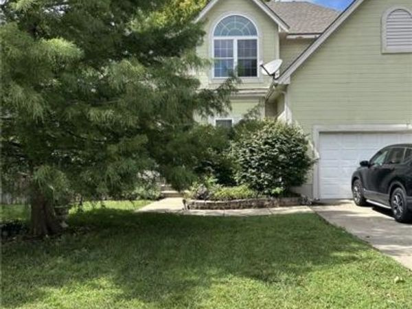 978 E Pineview Street, Olathe, KS 66061