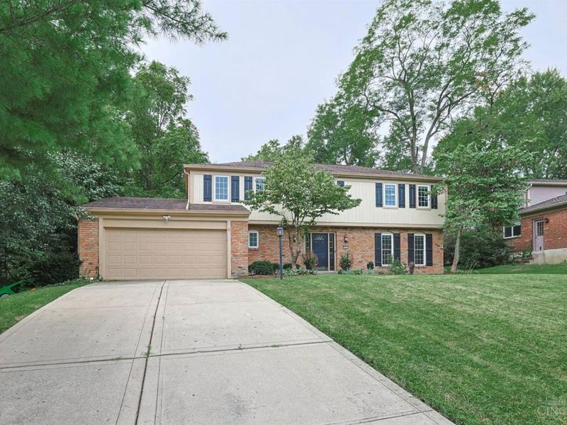 427 Flemridge Court, Wyoming, OH 45231 Photo 2