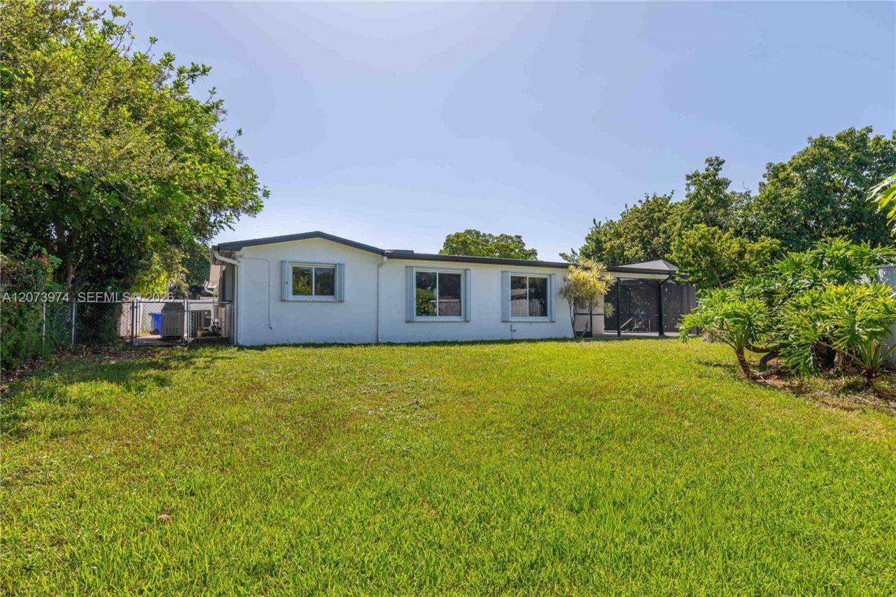 1900 NW 82nd Ter , Pembroke Pines, FL 33024 Photo